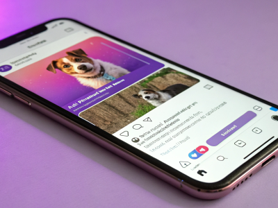 un-telefono--su-pantalla-se-ven-plataforma-social--2
